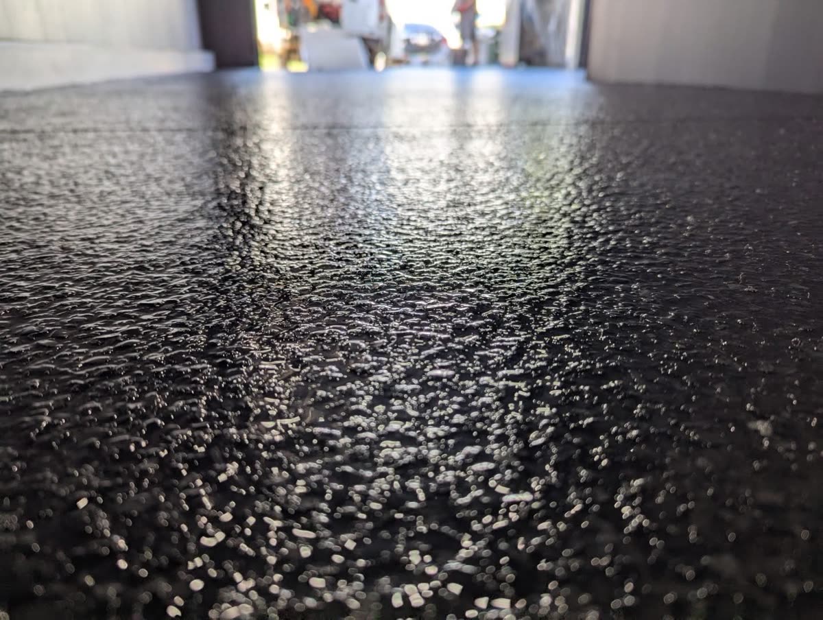 Slip-resistant flake epoxy texture